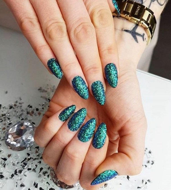 Ongles festifs à paillettes 2025-2026: la manucure la plus chic de la photo