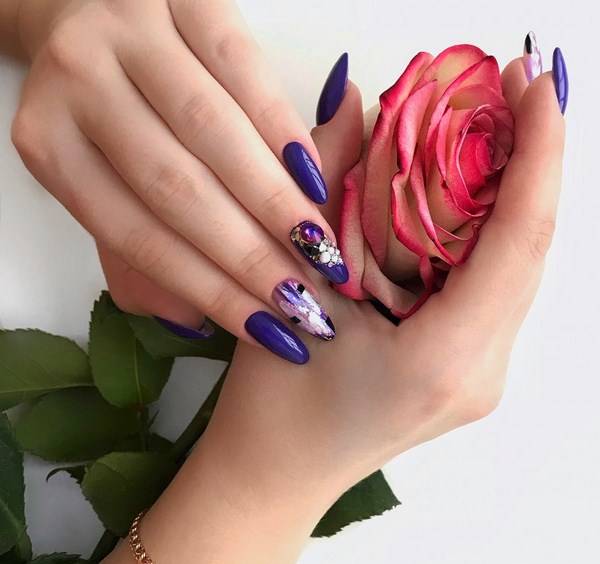 Ongles festifs à paillettes 2025-2026: la manucure la plus chic de la photo