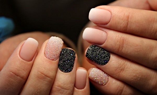 Ongles festifs à paillettes 2025-2026: la manucure la plus chic de la photo