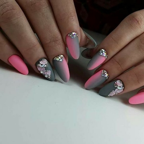 La manucure la plus à la mode avec des strass: de grandes idées et des photos colorées de la saison 2025-2026