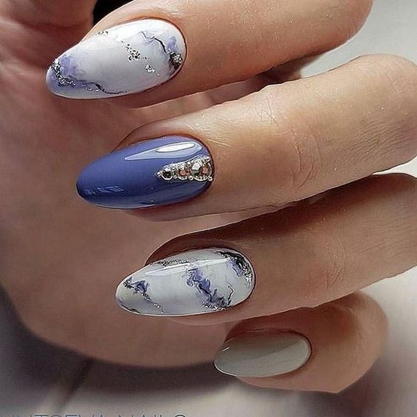 La manucure la plus à la mode avec des strass: de grandes idées et des photos colorées de la saison 2025-2026