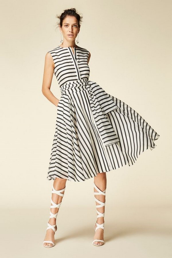 Robes étonnantes printemps-été 2026: tendances et tendances de la mode, les meilleures nouvelles photo