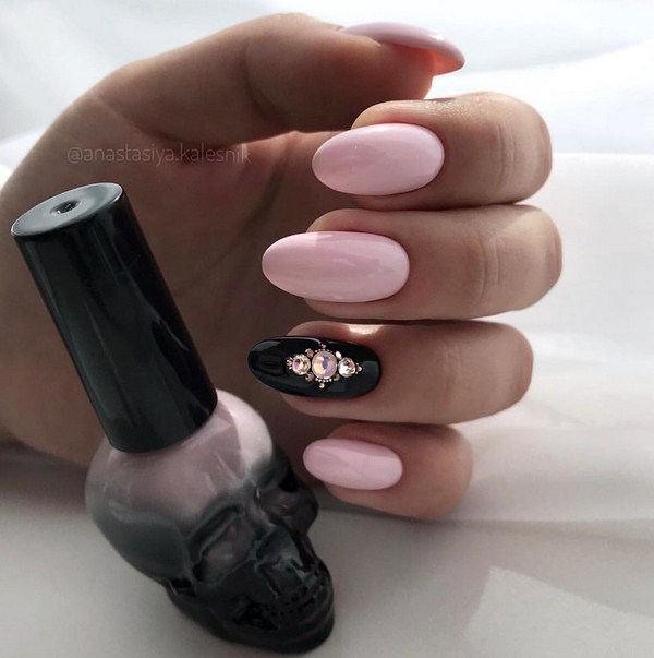 La manucure la plus à la mode avec des strass: de grandes idées et des photos colorées de la saison 2025-2026