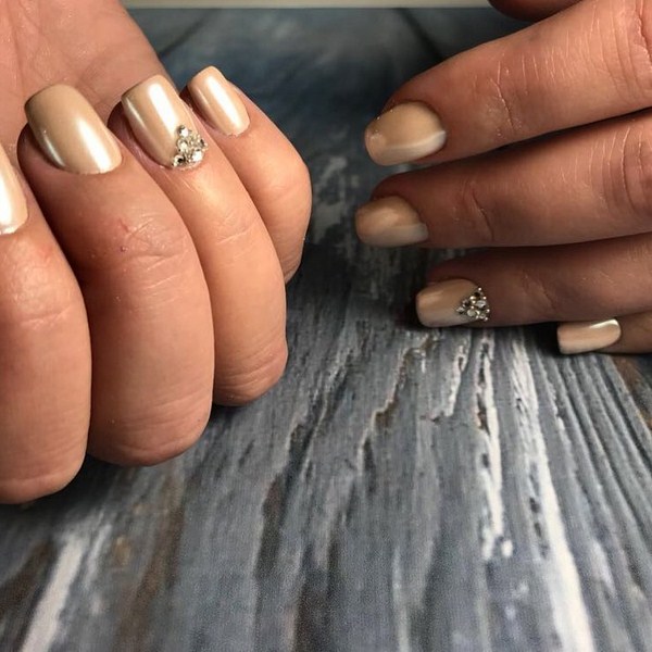 La manucure la plus à la mode avec des strass: de grandes idées et des photos colorées de la saison 2025-2026