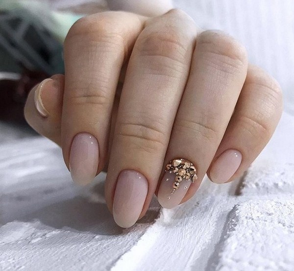 La manucure la plus à la mode avec des strass: de grandes idées et des photos colorées de la saison 2025-2026