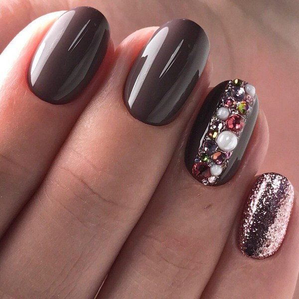 La manucure la plus à la mode avec des strass: de grandes idées et des photos colorées de la saison 2025-2026