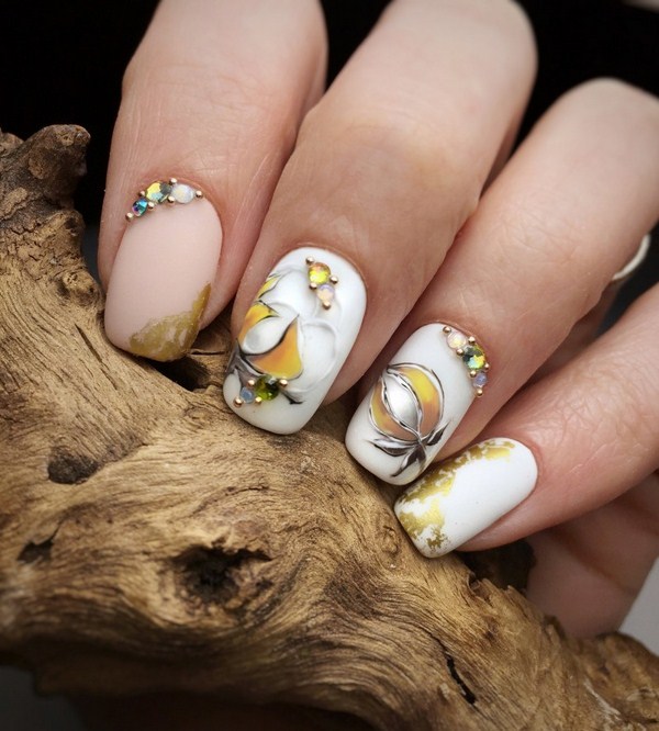 La manucure la plus à la mode avec des strass: de grandes idées et des photos colorées de la saison 2025-2026