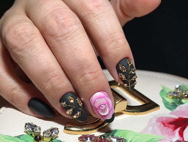 La manucure la plus à la mode avec des strass: de grandes idées et des photos colorées de la saison 2025-2026