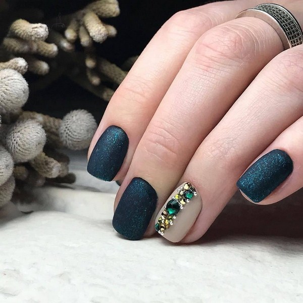 La manucure la plus à la mode avec des strass: de grandes idées et des photos colorées de la saison 2025-2026