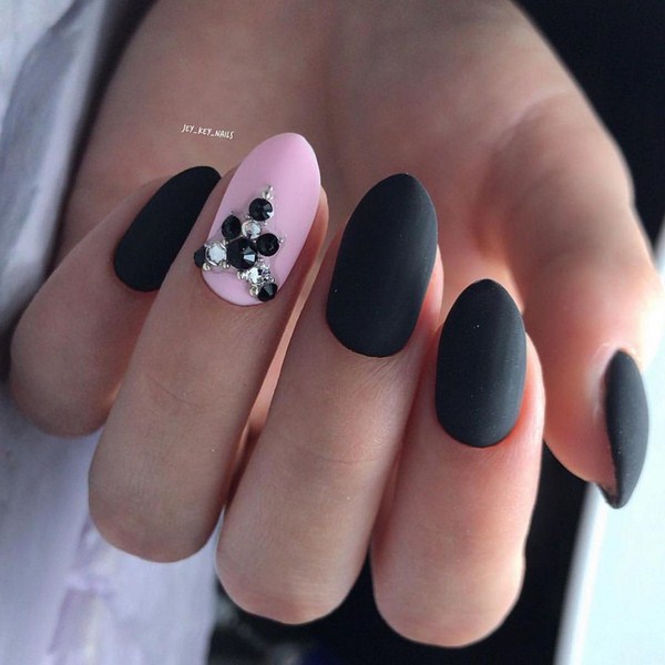 La manucure la plus à la mode avec des strass: de grandes idées et des photos colorées de la saison 2025-2026