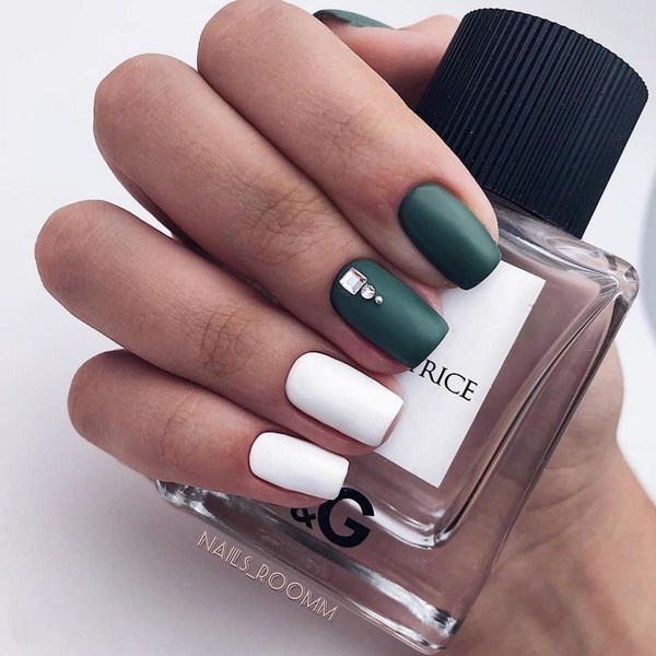 La manucure la plus à la mode avec des strass: de grandes idées et des photos colorées de la saison 2025-2026