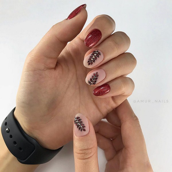 La manucure la plus à la mode avec des strass: de grandes idées et des photos colorées de la saison 2025-2026