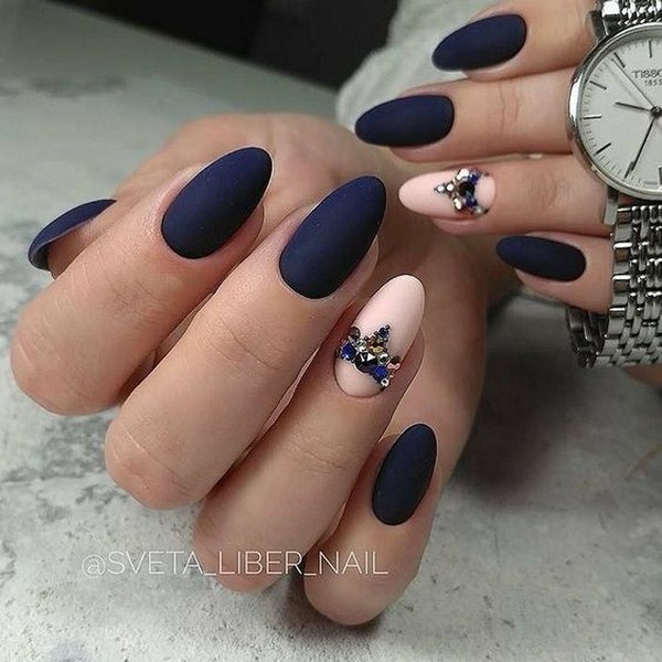 La manucure la plus à la mode avec des strass: de grandes idées et des photos colorées de la saison 2025-2026