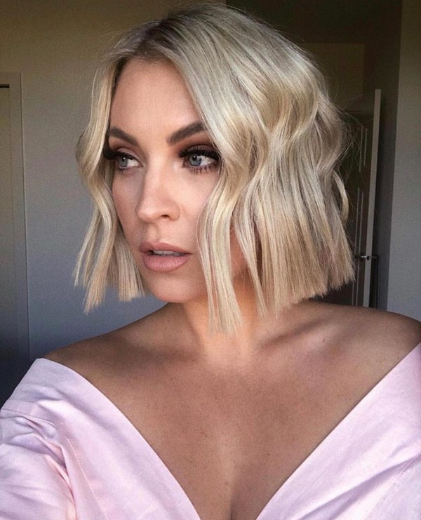 La coupe de cheveux principale de la saison 2025-2026 est un carré à la mode: des types de carrés à la mode et les meilleures nouveautés photo