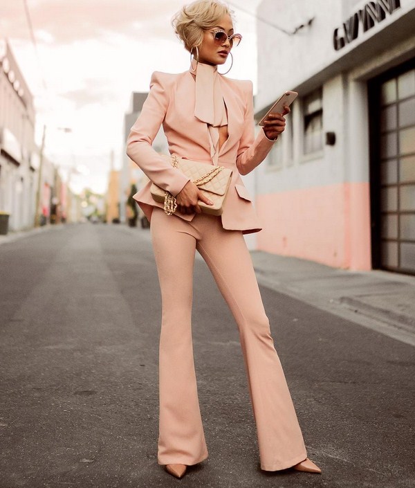 bruchnyy-kostjum-dlya-zhenshchin Pantalon à la mode pour femmes 2025-2026: photos, actualités, tendances