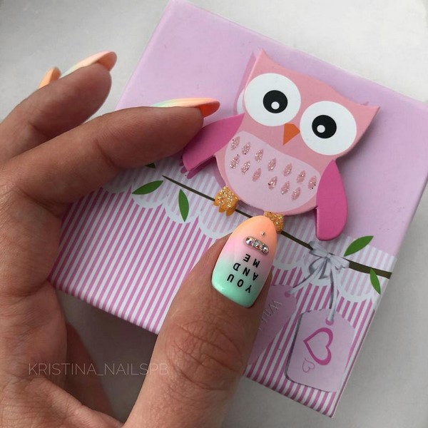 Ongles à la mode avec inscriptions: les meilleures idées et les nouveaux articles de la saison 2025-2026 sur la photo