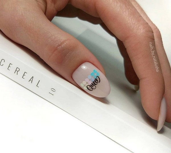 Ongles à la mode avec inscriptions: les meilleures idées et les nouveaux articles de la saison 2025-2026 sur la photo