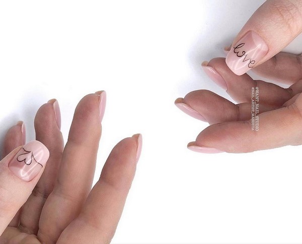 Ongles à la mode avec inscriptions: les meilleures idées et les nouveaux articles de la saison 2025-2026 sur la photo