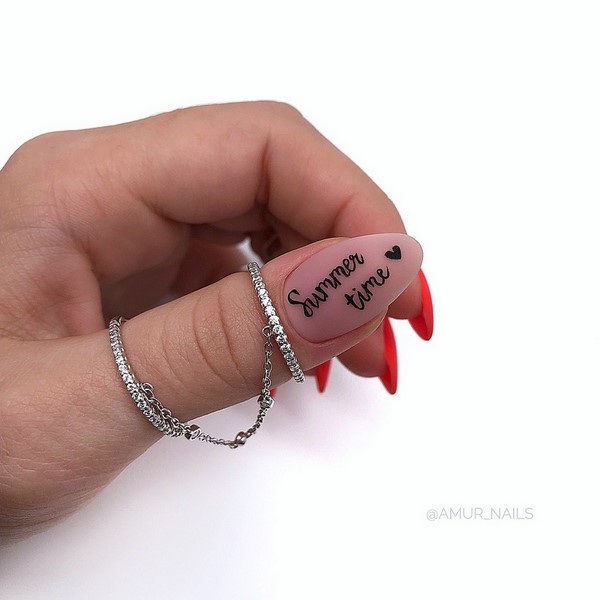 Ongles à la mode avec inscriptions: les meilleures idées et les nouveaux articles de la saison 2025-2026 sur la photo