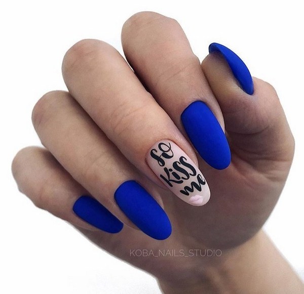 Ongles à la mode avec inscriptions: les meilleures idées et les nouveaux articles de la saison 2025-2026 sur la photo