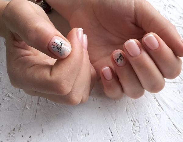Ongles à la mode avec inscriptions: les meilleures idées et les nouveaux articles de la saison 2025-2026 sur la photo