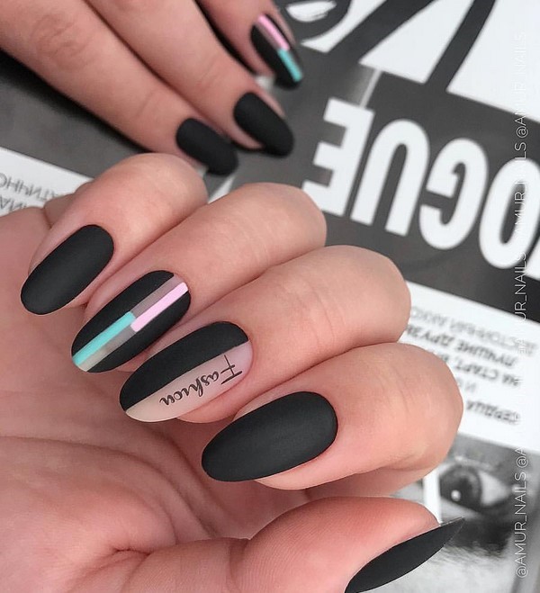 Ongles à la mode avec inscriptions: les meilleures idées et les nouveaux articles de la saison 2025-2026 sur la photo