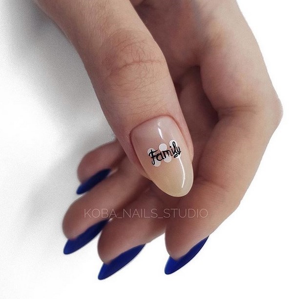 Ongles à la mode avec inscriptions: les meilleures idées et les nouveaux articles de la saison 2025-2026 sur la photo