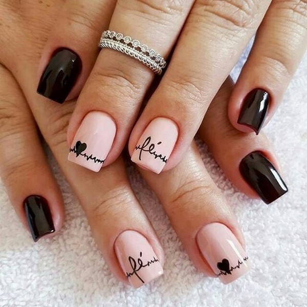 Ongles à la mode avec inscriptions: les meilleures idées et les nouveaux articles de la saison 2025-2026 sur la photo