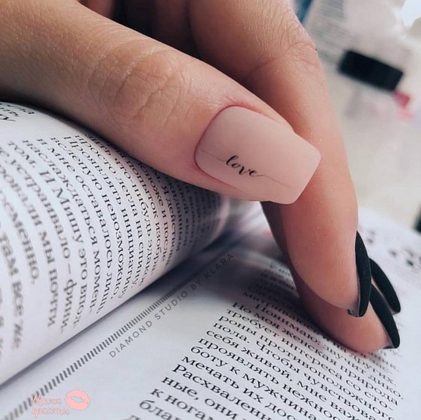 Ongles à la mode avec inscriptions: les meilleures idées et les nouveaux articles de la saison 2025-2026 sur la photo