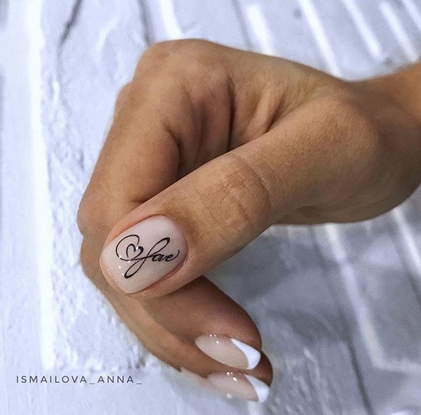 Ongles à la mode avec inscriptions: les meilleures idées et les nouveaux articles de la saison 2025-2026 sur la photo