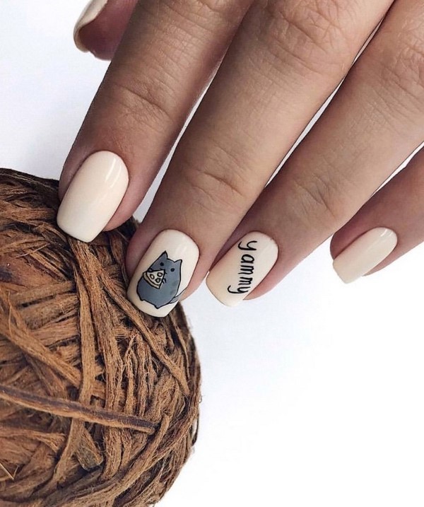 Ongles à la mode avec inscriptions: les meilleures idées et les nouveaux articles de la saison 2025-2026 sur la photo