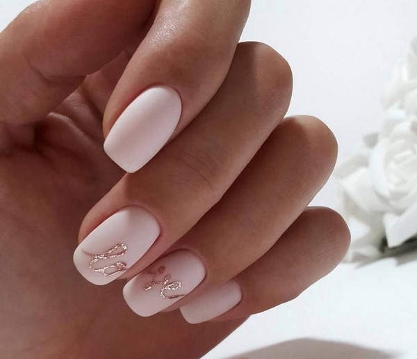 Ongles à la mode avec inscriptions: les meilleures idées et les nouveaux articles de la saison 2025-2026 sur la photo