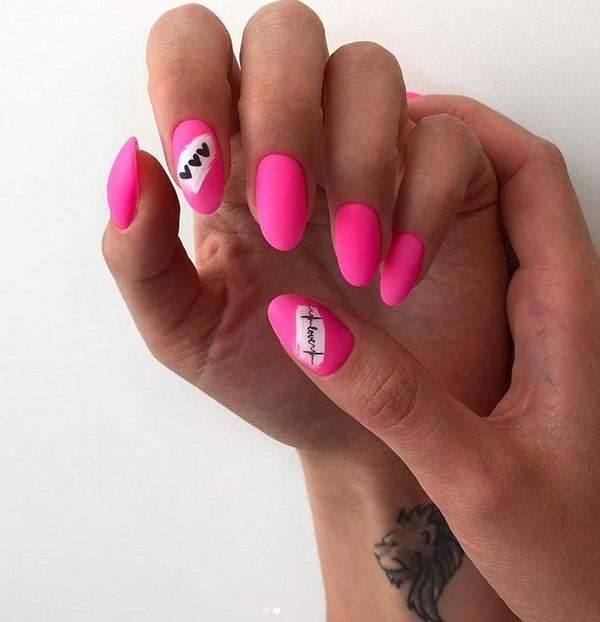 Ongles à la mode avec inscriptions: les meilleures idées et les nouveaux articles de la saison 2025-2026 sur la photo