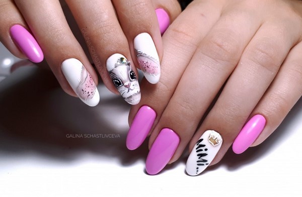 Ongles à la mode avec inscriptions: les meilleures idées et les nouveaux articles de la saison 2025-2026 sur la photo