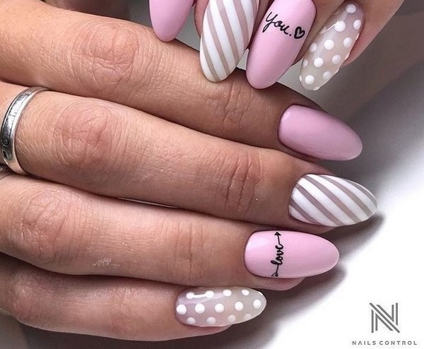 Ongles à la mode avec inscriptions: les meilleures idées et les nouveaux articles de la saison 2025-2026 sur la photo