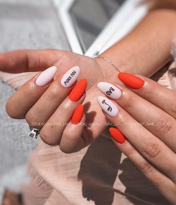 Ongles à la mode avec inscriptions: les meilleures idées et les nouveaux articles de la saison 2025-2026 sur la photo