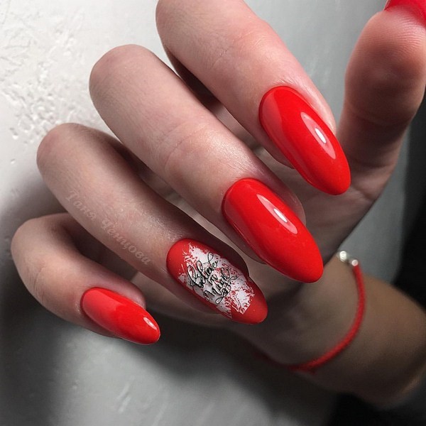 Ongles à la mode avec inscriptions: les meilleures idées et les nouveaux articles de la saison 2025-2026 sur la photo