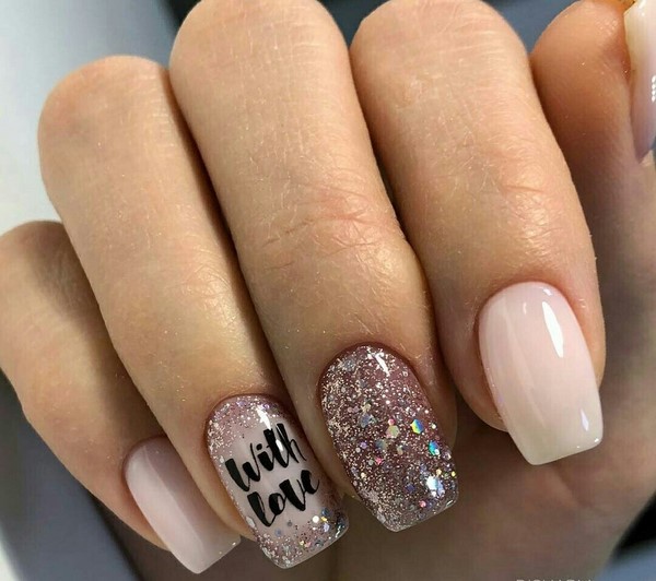 Ongles à la mode avec inscriptions: les meilleures idées et les nouveaux articles de la saison 2025-2026 sur la photo