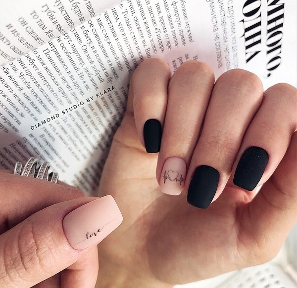 Ongles à la mode avec inscriptions: les meilleures idées et les nouveaux articles de la saison 2025-2026 sur la photo