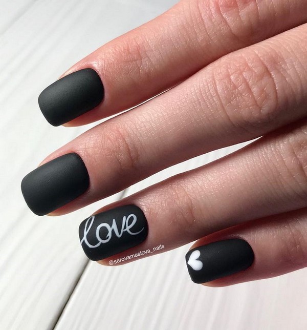 Ongles à la mode avec inscriptions: les meilleures idées et les nouveaux articles de la saison 2025-2026 sur la photo