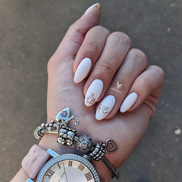 Ongles à la mode avec inscriptions: les meilleures idées et les nouveaux articles de la saison 2025-2026 sur la photo