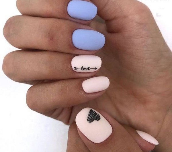 Ongles à la mode avec inscriptions: les meilleures idées et les nouveaux articles de la saison 2025-2026 sur la photo