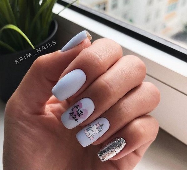 Ongles à la mode avec inscriptions: les meilleures idées et les nouveaux articles de la saison 2025-2026 sur la photo