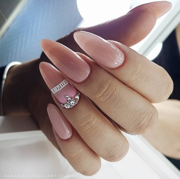 Ongles à la mode avec inscriptions: les meilleures idées et les nouveaux articles de la saison 2025-2026 sur la photo