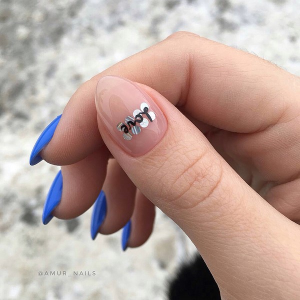 Ongles à la mode avec inscriptions: les meilleures idées et les nouveaux articles de la saison 2025-2026 sur la photo