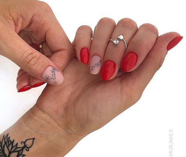 Ongles à la mode avec inscriptions: les meilleures idées et les nouveaux articles de la saison 2025-2026 sur la photo