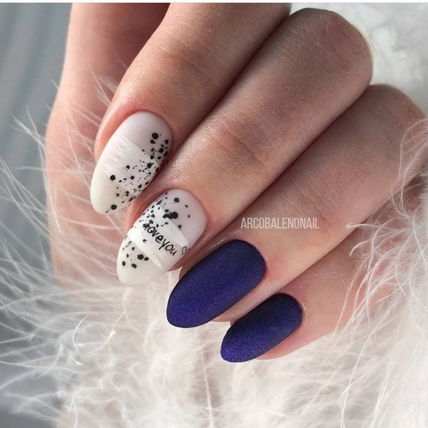 Ongles à la mode avec inscriptions: les meilleures idées et les nouveaux articles de la saison 2025-2026 sur la photo