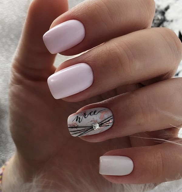 Ongles à la mode avec inscriptions: les meilleures idées et les nouveaux articles de la saison 2025-2026 sur la photo