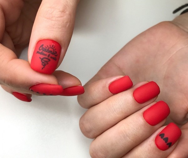 Ongles à la mode avec inscriptions: les meilleures idées et les nouveaux articles de la saison 2025-2026 sur la photo