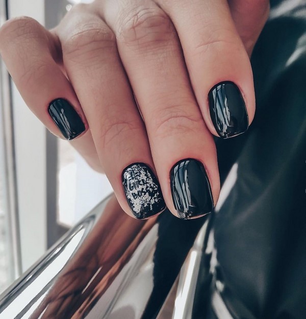 Ongles à la mode avec inscriptions: les meilleures idées et les nouveaux articles de la saison 2025-2026 sur la photo